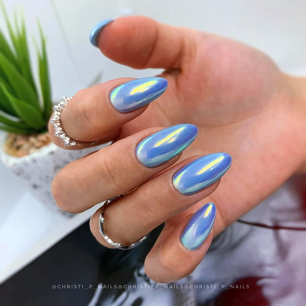 Блакитний перламутровий манікюр – ефект «аврори»